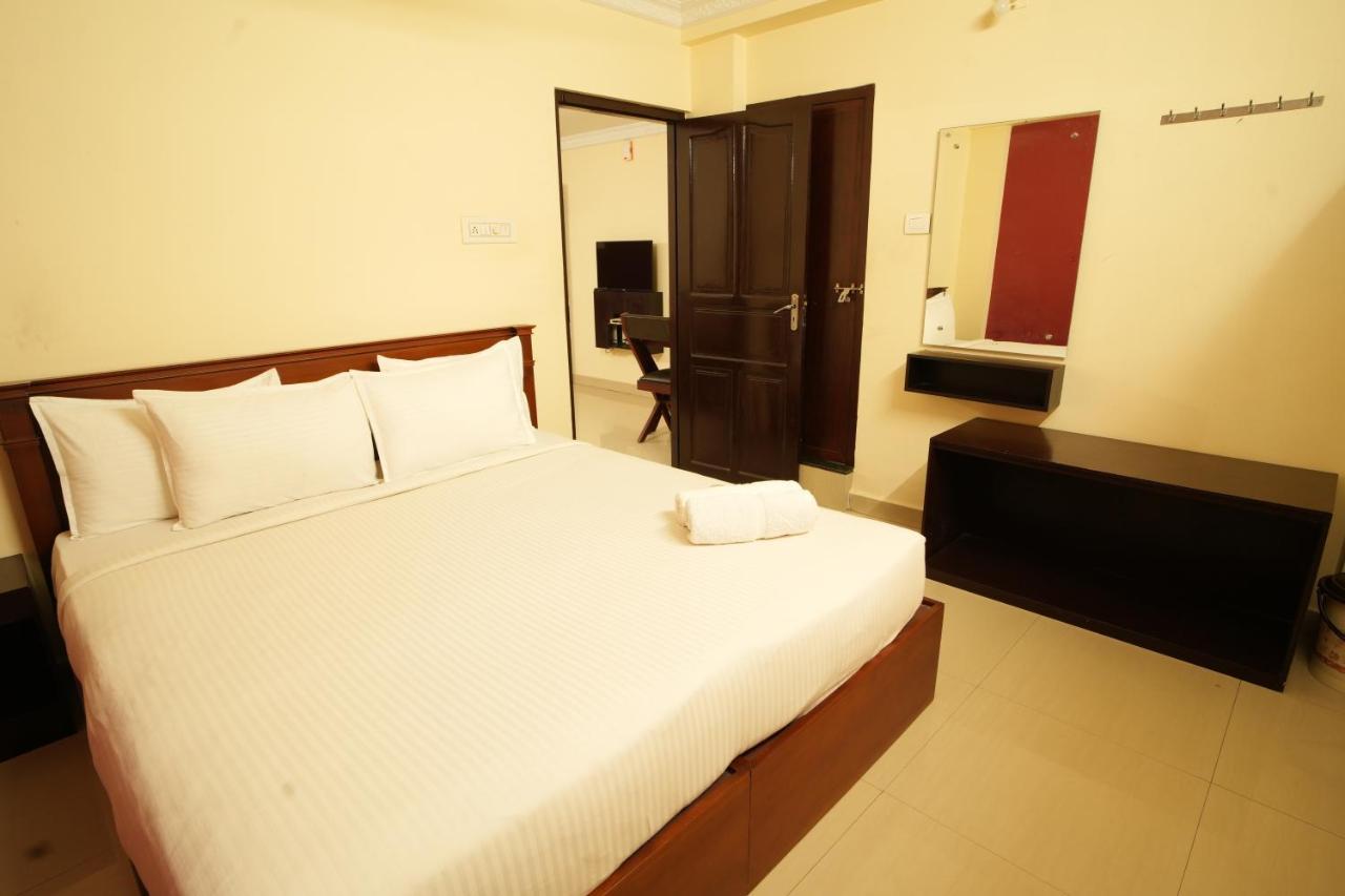 K V Suites Kochi Exterior foto