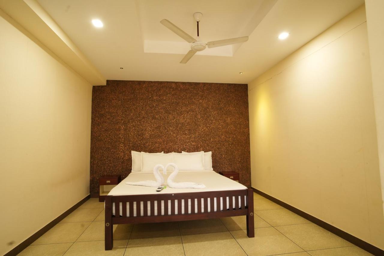 K V Suites Kochi Exterior foto