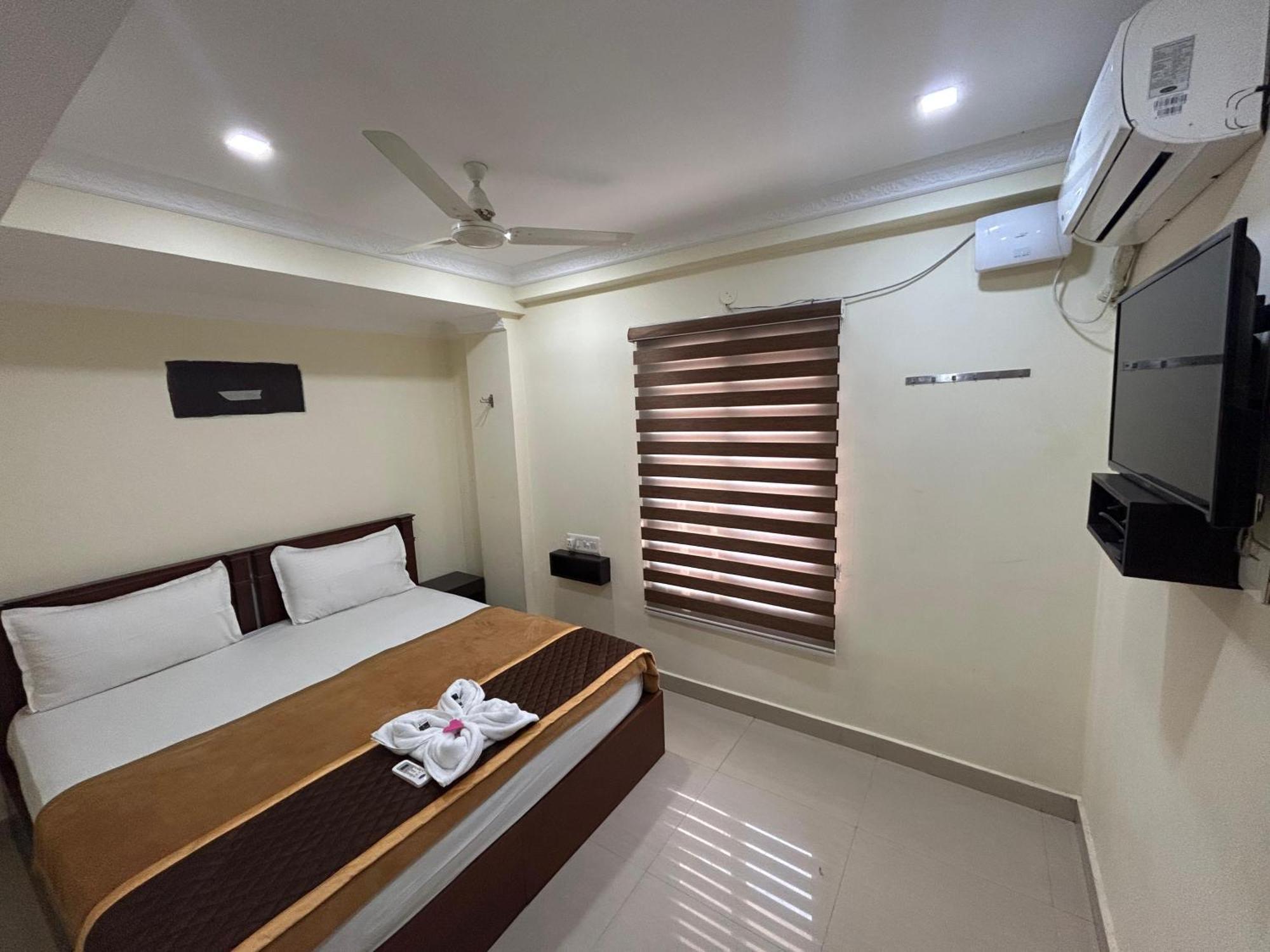 K V Suites Kochi Exterior foto